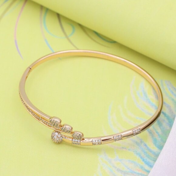 Rose Gold Bangle with Elegant Leaf-Inspired Cubic Zirconia Design, XPBL0554 - Picture 4 of 12